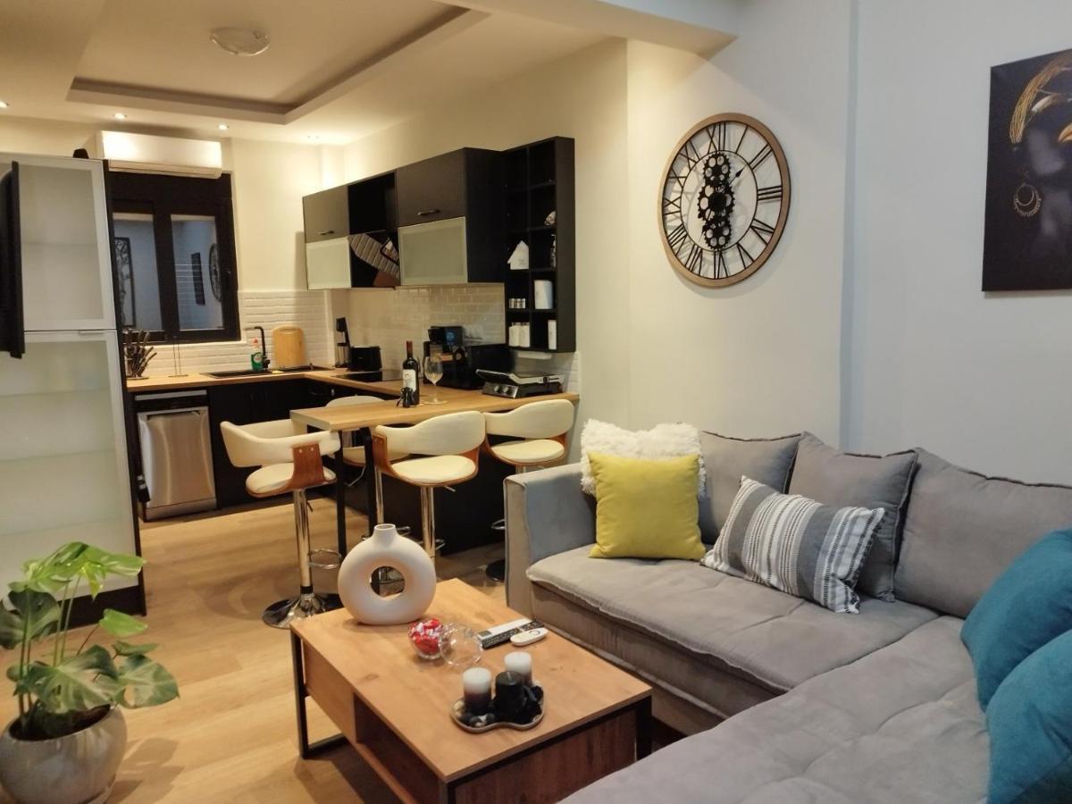 Luxurious Apartment In The Heart Of Town ! Loutraki  Exterior photo
